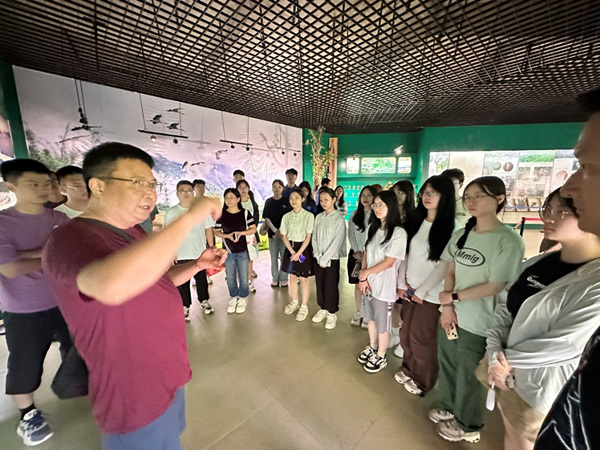 麻将胡了
党委书记凌晓明在黄连山宣教中心开展思政教育。麻将胡了
供图